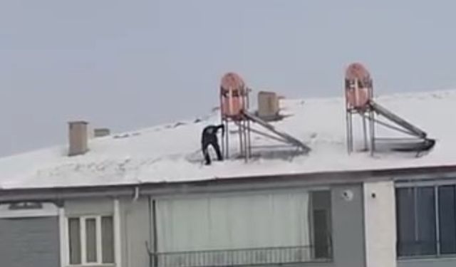 Çatıdaki Karı Temizlerken Hayatını Hiçe Saydı