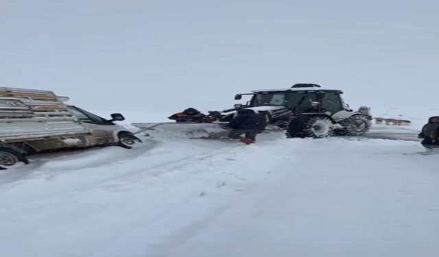 Elazığ'da Şarampole Düşen Araç Kurtarıldı