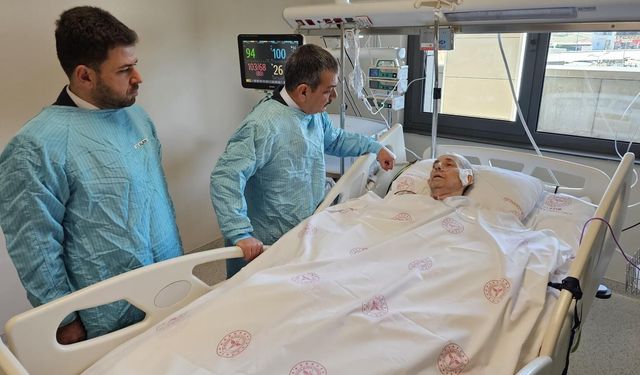 Keleş, Tedavi Gören Sanatçı Şekeroğlu’nu Hastanede Ziyaret Etti