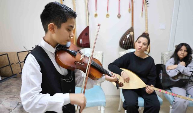 Depremden sonra müziğe sarılan anne çocuklarıyla üç enstrüman çalıyor