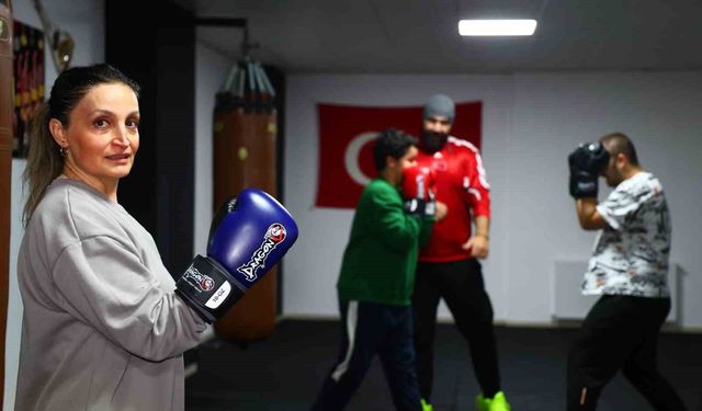 47 Yaşındaki Hemşire Anne Çocuklarıyla Birlikte Eldiven Giyip Ringe Çıktı