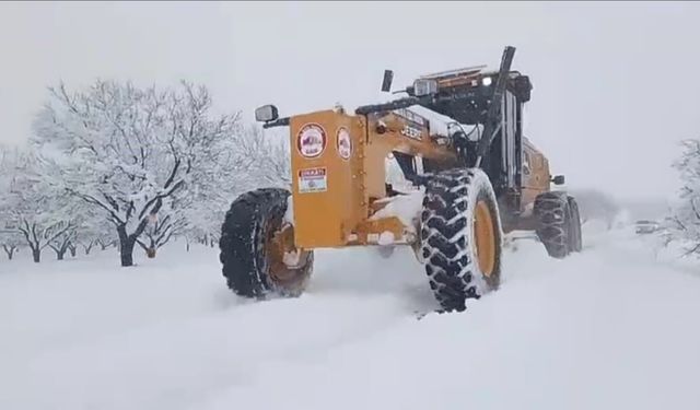 Elazığ'da 90 Köy Yolunda Çalışmalar Sürüyor