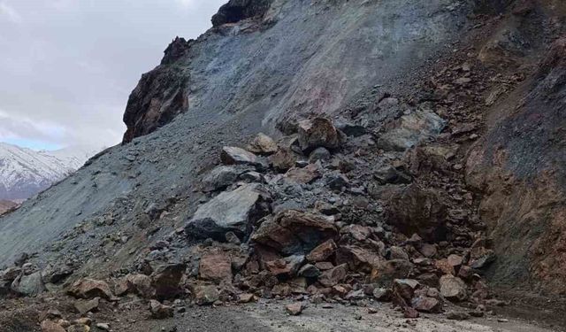 Elazığ'da Heyelan Yolu Kapadı