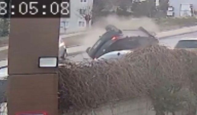 Elazığ'da Otomobilin Ters Döndüğü Kazanın Görüntüleri Ortaya Çıktı