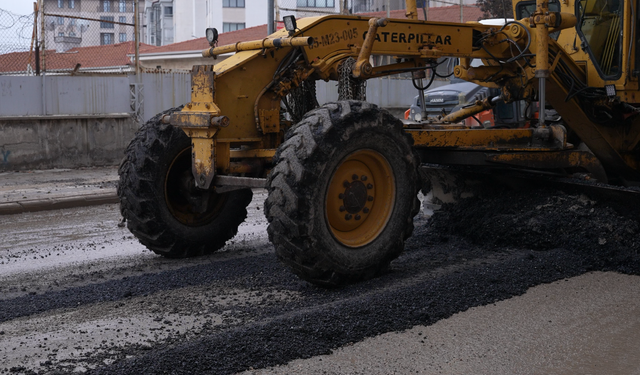 Elazığ Belediyesi, Kar Sonrası Cadde ve Sokaklarda Asfalt Yama Çalışması Başlattı