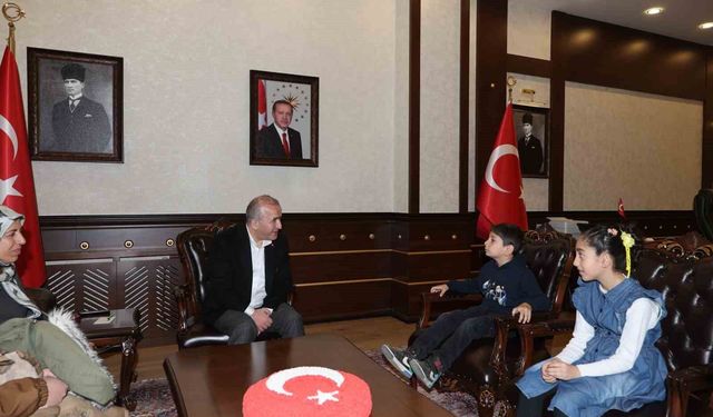 Bayrak Nöbeti Tutan Minik Öğrenciler Vali Hatipoğlu'nun Konuğu Oldu