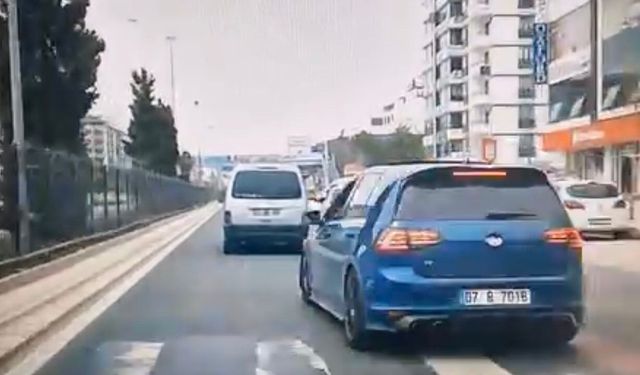 Elazığ'da makas atan araç kameralara yansıdı