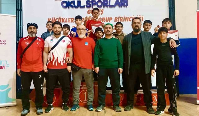 Elazığlı küçük güreşçilerden büyük başarı