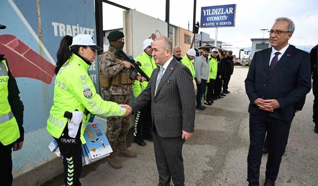 Vali Hatipoğlu, Uygulama Noktalarında Güvenlik Güçleri Ve Vatandaşlarla Bayramlaştı