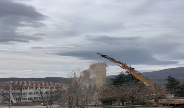 Elazığ'da Hasarlı Caminin Minaresi İş Makinesi İle Yıkıldı