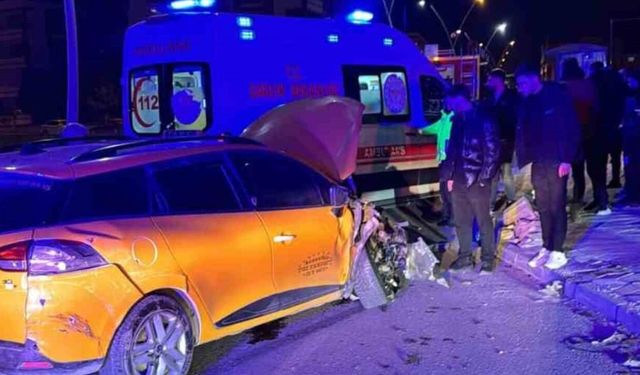 Elazığ'da Hafif Ticari Araçla Taksi Çarpıştı: 4 Yaralı