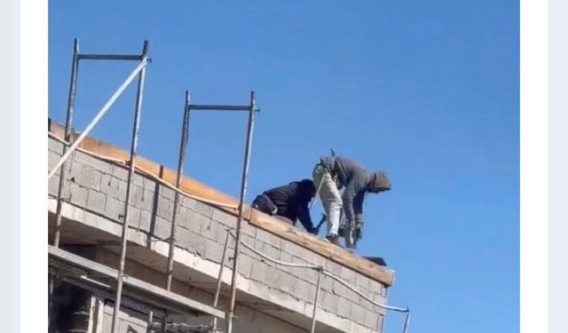 Elazığ'da İşçilerin Çatıda Tehlikeli Çalışması
