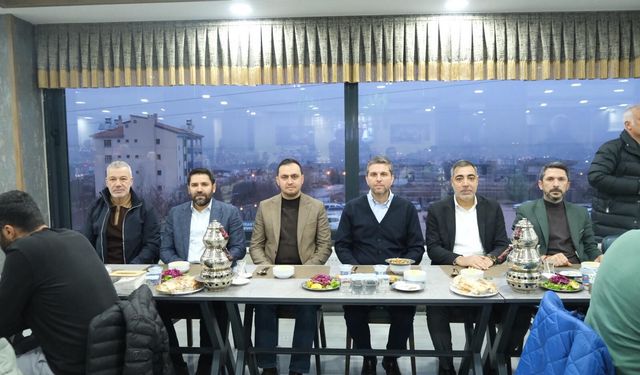 Ramazan Boyunca Sahada Olan AK Parti Merkez İlçe Teşkilatı İftarda Buluştu