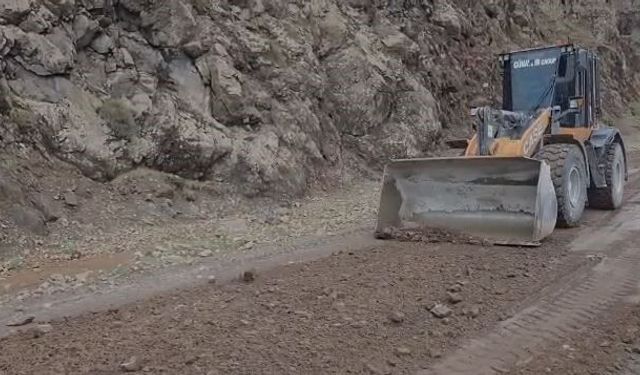 Elazığ'da Heyelan Nedeniyle Kapanan Köy Yolu Yeniden Ulaşıma Açıldı