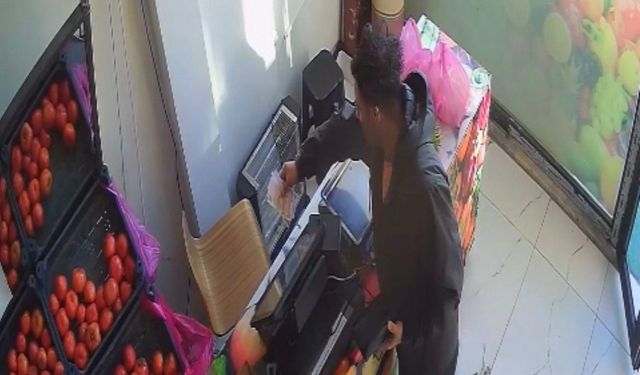 Kasada kimse yokken alışverişini yaptı, parasını bırakıp gitti: O anlar kamerada