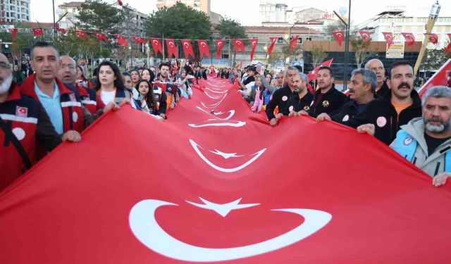 Elazığ'da 100 Metrelik Türk Bayrağıyla Fener Alayı Düzenlendi