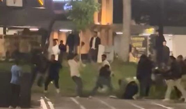 Elazığ'da İki Grup Arasındaki Tekmeli Yumruklu Kavga Kameraya Yansıdı