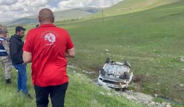 Elazığ'da otomobil şarampole devrildi: 3 yaralı