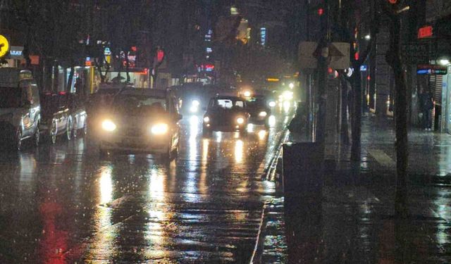 Elazığ'da Sağanak Yağış Etkisini Sürdürüyor
