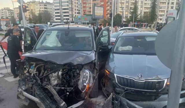 Elazığ'da zincirleme trafik kazası: 3 yaralı