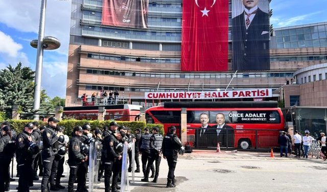 CHP, Genel Merkezi önünde çıkan tartışmada su şişeleri havada uçuştu