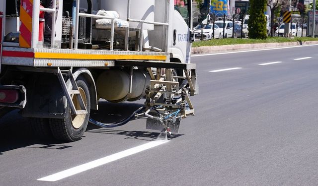 Elazığ Belediyesi; Yol Çizgi, Yaya Çizgisi ve İşaret Çalışmaları Gerçekleştiriyor