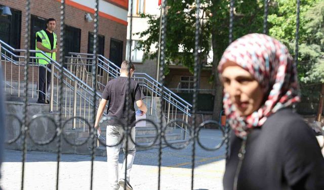 Elazığ'da LGS maratonu başladı: 7 bin 729 öğrenci geleceği için ter döküyor
