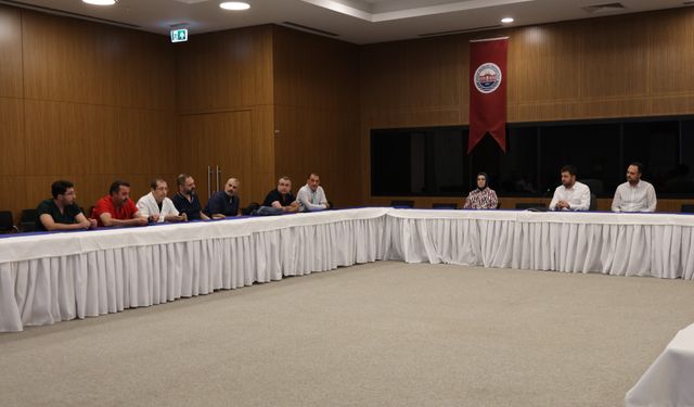 Fethi Sekin Şehir Hastanesi’nde Cerrahi Klinikler İçin Değerlendirme Toplantısı Yapıldı