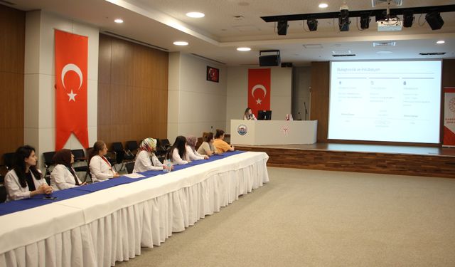 Fethi Sekin Şehir Hastanesi’nde Sağlık Personeline Bulaşıcı Hastalık Eğitimi