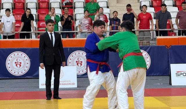 Düzce’de Kuraş Zirvesi: Türkiye Şampiyonu ve İkincisi Elazığ’dan