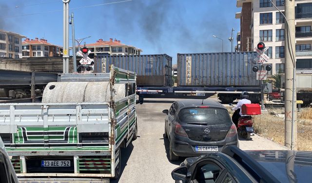 Hemzemin Geçitte Araçların Tehlikeli Geçişleri Kameraya Yansıdı