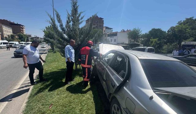 Elazığ'da beton mikseriyle otomobil çarpıştı: 3 yaralı