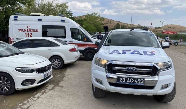 Hazar Gölü'nde gezi teknesi battı: 7 kişi kurtarıldı
