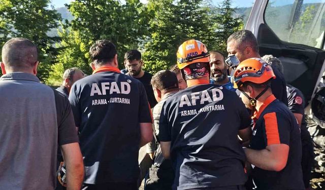 Kazada Sıkışan Sürücü İçin Ekipler Seferber Oldu