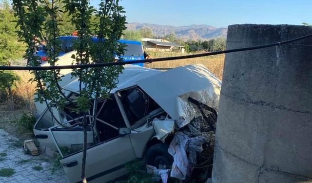 Önce Çöp Konteynerine Ardından Duvara Çarptı: Otomobil Hurdaya Döndü, Sürücü Yaralandı