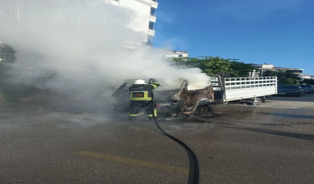 Elazığ'da Pikap Alev Topuna Döndü