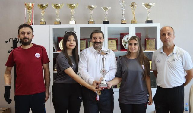 Süper Grup’ta Şampiyon Olan Elazığ Belediyespor Masa Tenisi Kadın Takımı Sporcularından Ziyaret