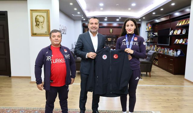 Avrupa’dan Madalyayla Dönen Gizem Özer’e Tebrik