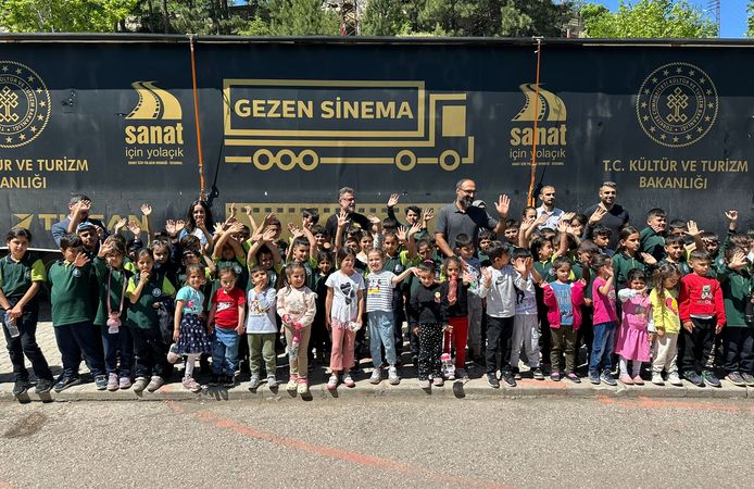 Gezen Sinema Tırı Elazığ’da Binlerce Çocuğu Sinemayla Buluşturuyor