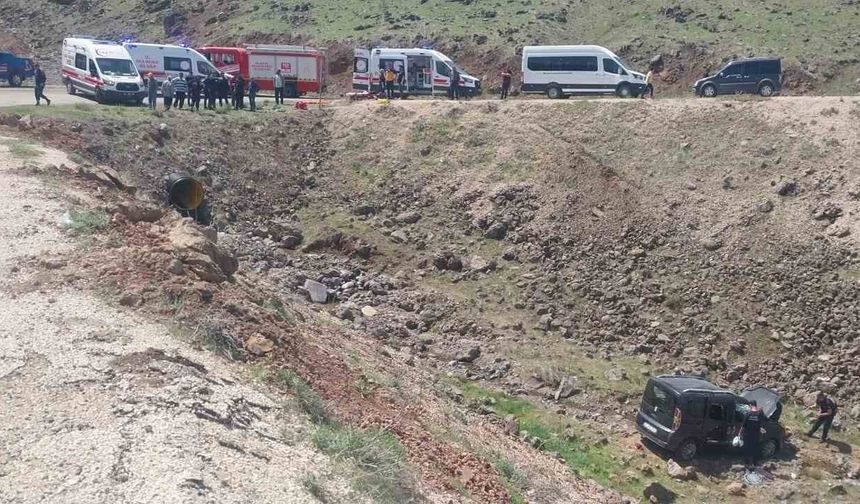 Elazığ’da Hafif Ticari Araç Şarampole Yuvarlandı: 5 Yaralı