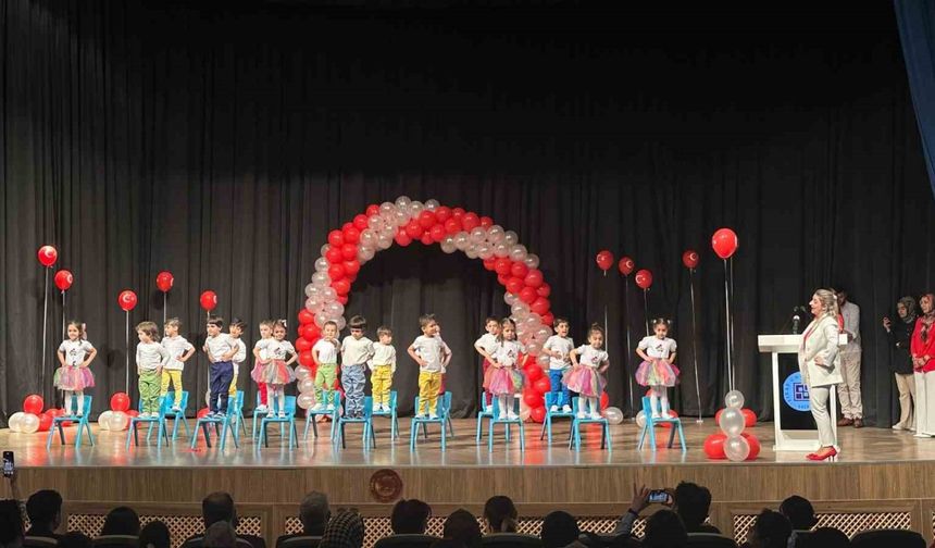 Elazığ’da Miniklerin 23 Nisan Gösteri Alkış Aldı