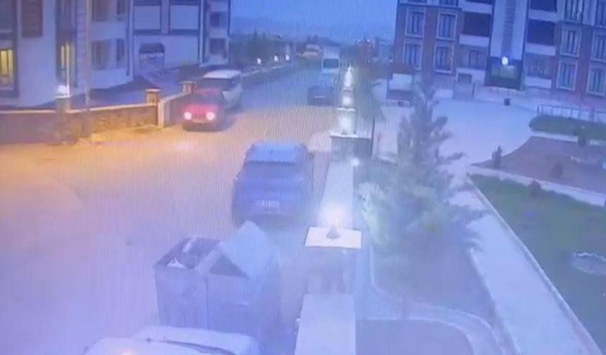 Geri Geri Giderken Park Halindeki Araca Çarpıp Böyle Kaçtı