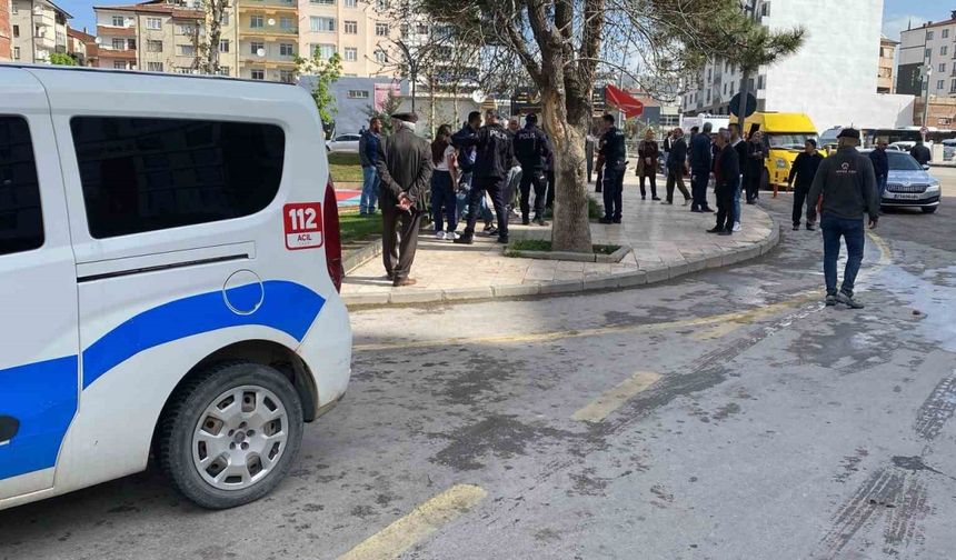 Husumetlisini Cadde Ortasında Bıçakla Yaraladı