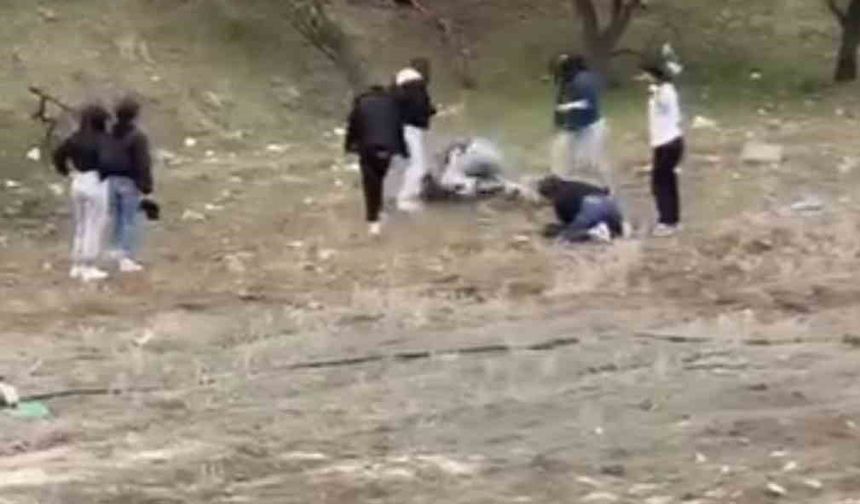 Tekme Tokat Birbirlerine Giren Genç Kızların Kavgası Kamerada