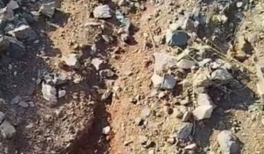 Köy Yolunu ve Mezarlığı Greyderle Sildi! İddialar Şok Etti