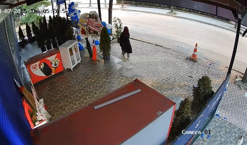 Dükkanın Önündeki Çiçeği Alıp Uzaklaşırken Kameralara Yakalandı