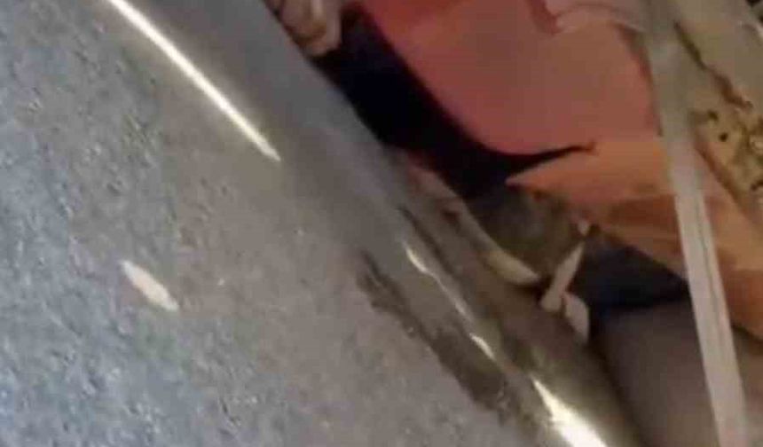 Kamyonun Altında Kalan Motosiklet Sürücüsünü Kurtarmak İçin Seferber Oldular