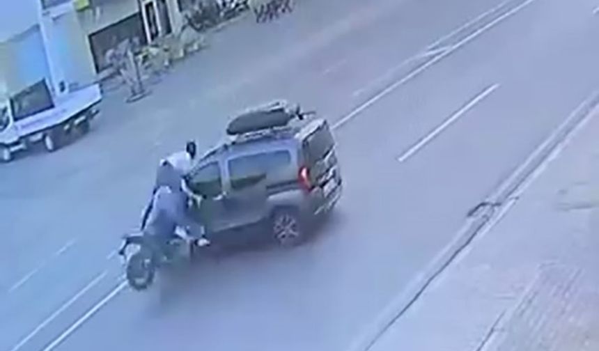 Kaza Yapan Motosikletteki Yolcu, Havada Üç Takla Attı: O Anlar Kamerada