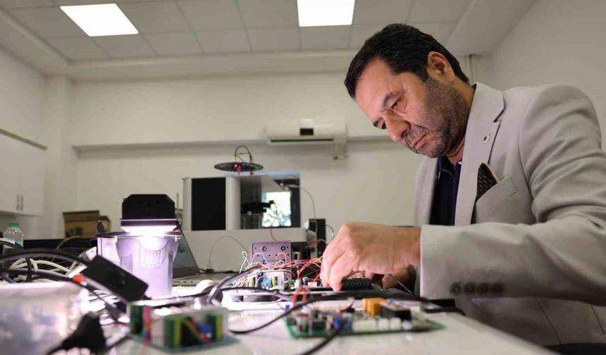 Türk Profesörden Milli Yenilik: Işığı Dalga Boylarına Ayıran Cihaz Dünya Pazarında