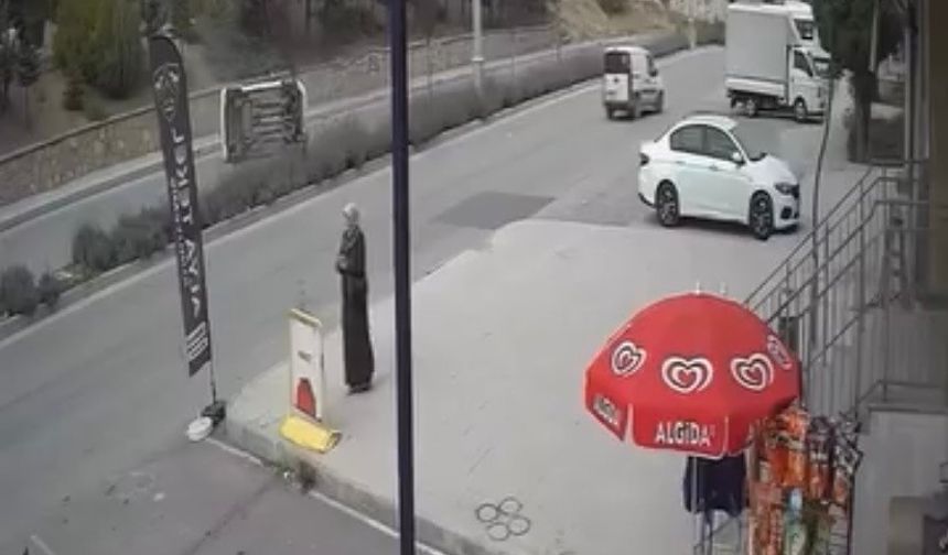 Elazığ’da Aracın Yan Yattığı Kaza Kamerada